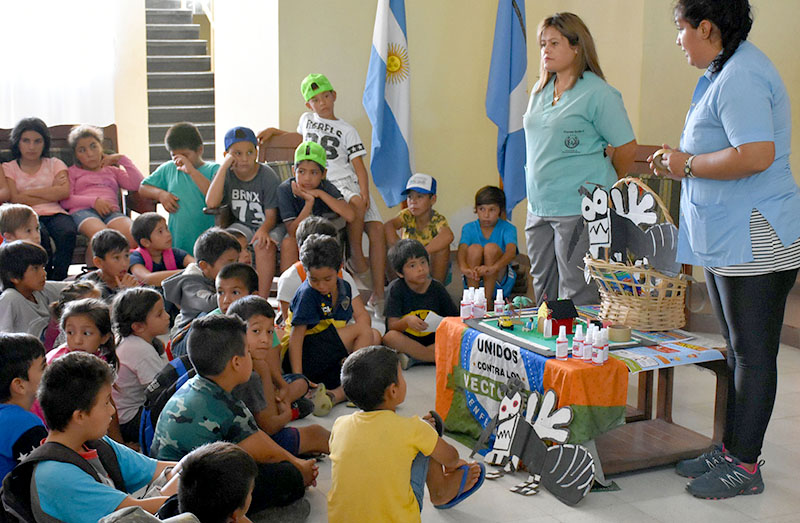 Pequeños colonos aprenden medidas para evitar el dengue