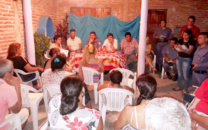 Reunión comunitaria en La Floresta