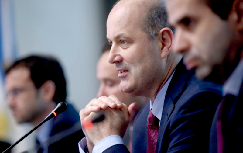 Sturzenegger aumenta la tensión con la Rosada y no baja la tasa de referencia