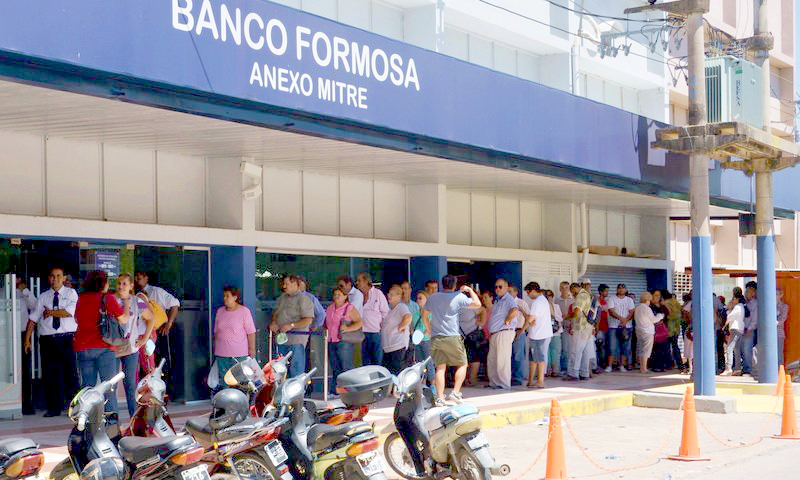 Cobró su sueldo, entró al supermercado a hacer compras y le robaron