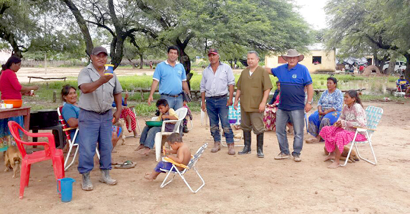 Médicos y trabajadores sociales con las familias evacuadas por la inundación