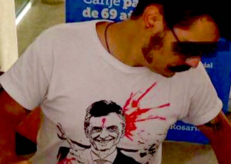 Un empleado municipal de Rosario fue a trabajar con una remera de Macri con un balazo en la frente