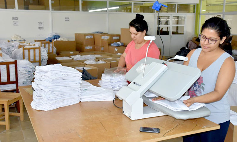 Ya están listos los guardapolvos y zapatillas que distribuirá el gobierno
