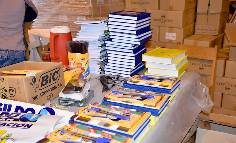 Cosenza: “Ya están listos los 130.000 guardapolvos y zapatillas que distribuirá el gobierno junto al kit escolar”