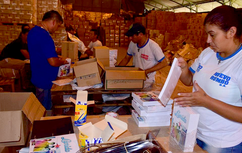 Avanza el armado de kits escolares que entregará el Gobierno provincial