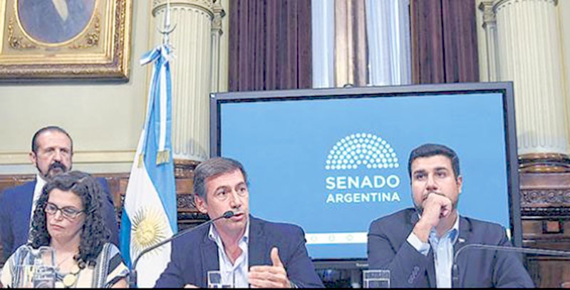 Naidenoff al frente del Megadecreto que habilita  el embargo de sueldo de trabajadores