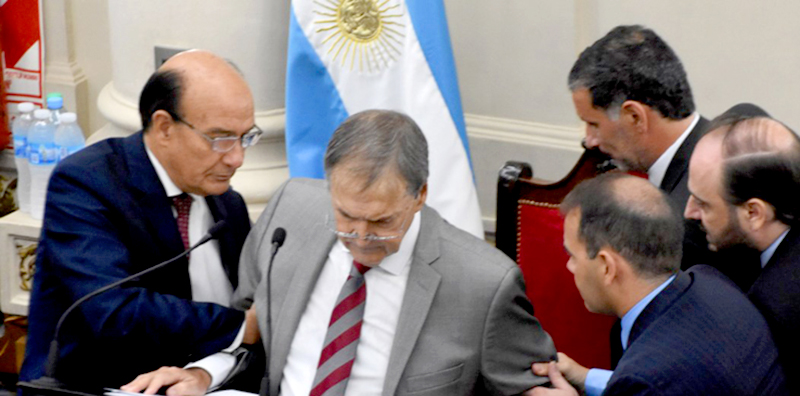Schiaretti se descompensó y perdió la conciencia en la apertura de sesiones de Córdoba