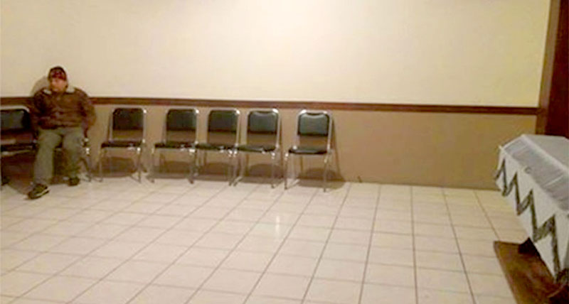 Tristeza viral: solidaridad en las redes sociales por el hombre que velaba en soledad a su esposa muerta