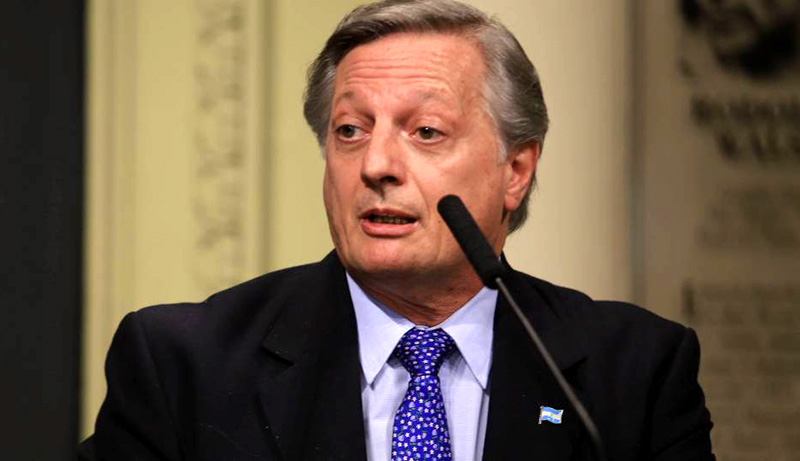 Aranguren dice que repatriará su dinero cuando recupere la “confianza” en Argentina