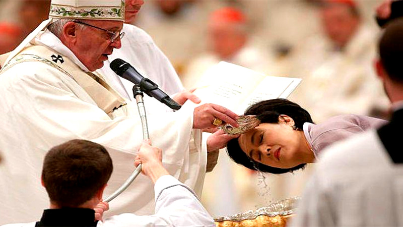 El Papa bautizará a ocho adultos en la Vigilia Pascual, entre ellos una sudamericana