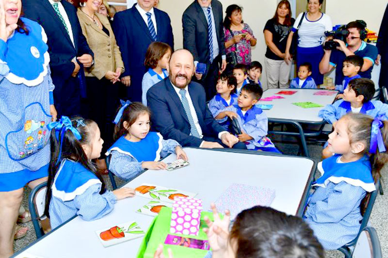 Insfrán inauguró la obra educativa 1324 de su gestión en el inicio del ciclo lectivo