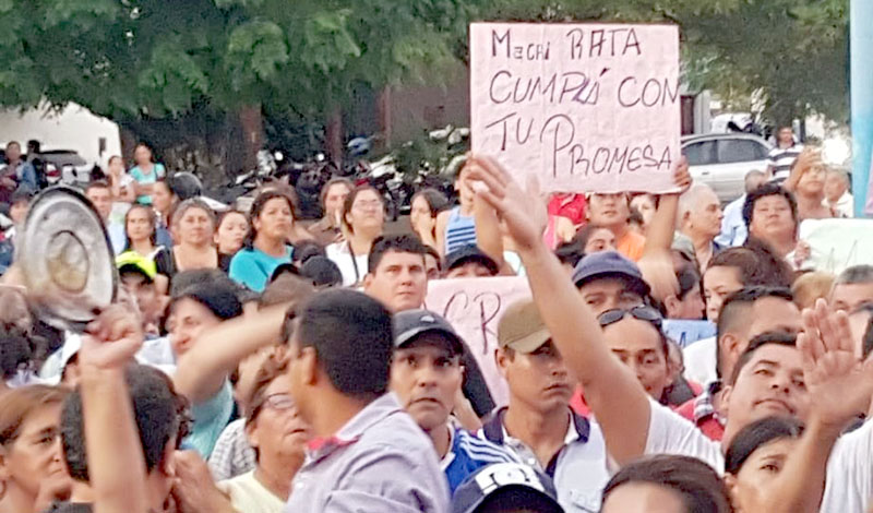 Carteles contra  Macri en el reclamo frente a REFSA