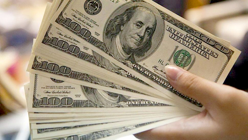 El dólar cae seis centavos a $20,44