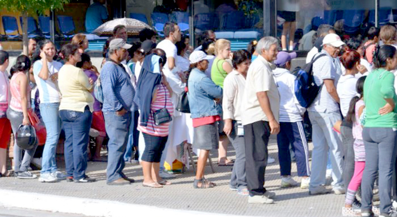 Rechazan pretensión de bancos que el estado se haga cargo de las largas filas