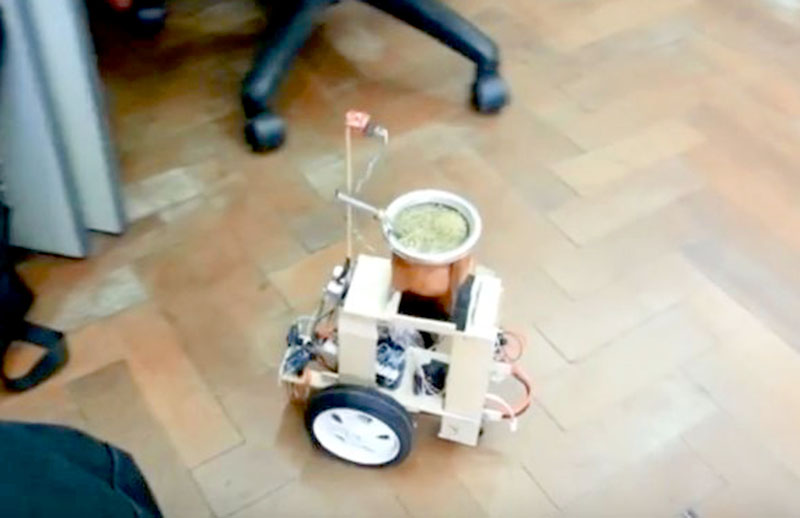 Este robot argentino “ceba mate”, recorre la oficina y sabe a quién le toca
