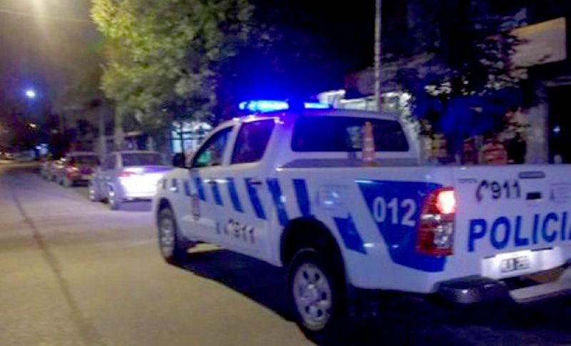 Móviles dañados, efectivos heridos y personas detenidas en dos intervenciones policiales