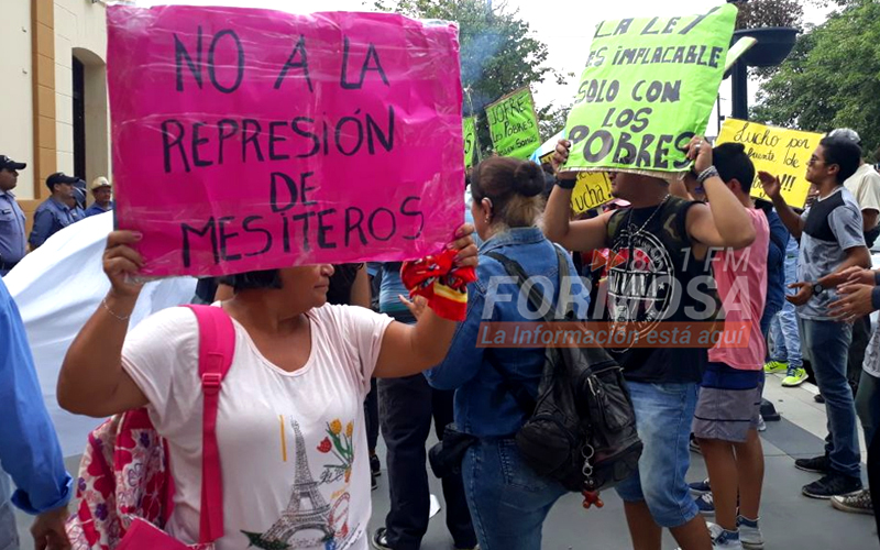 Mesiteros protestaron contra la medida que no los deja vender en el centro
