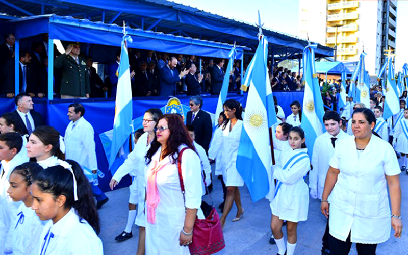 Cinco mil escolares prometieron lealtad a la bandera provincial