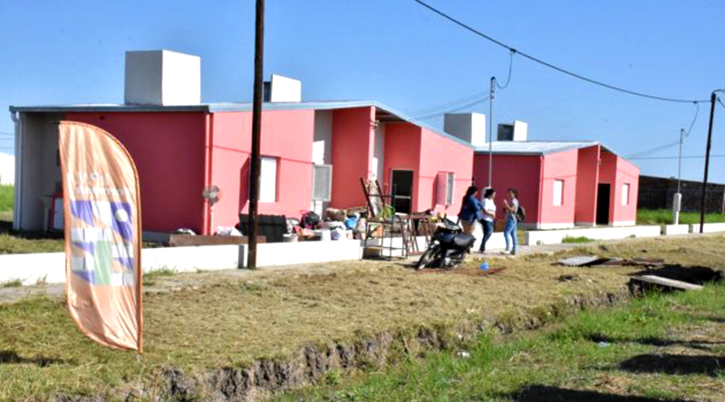Entregan viviendas a siete familias relocalizadas del barrio Obrero