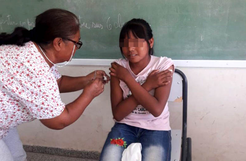 Fortalecen vacunación a niños de 11 años