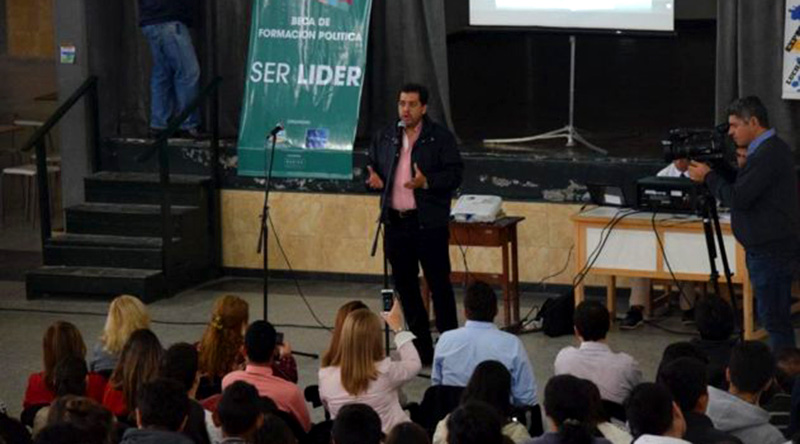 Destacaron implementación de beca de formación política para jóvenes