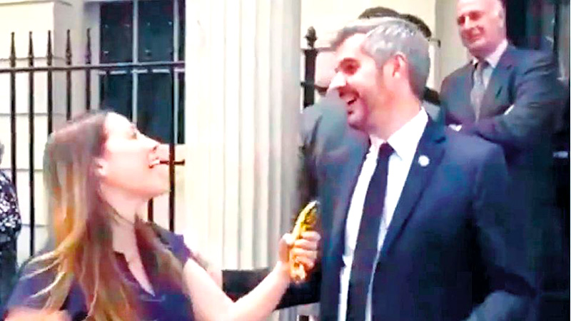 Amenazan a la joven que le dio una banana al jefe de Gabinete
