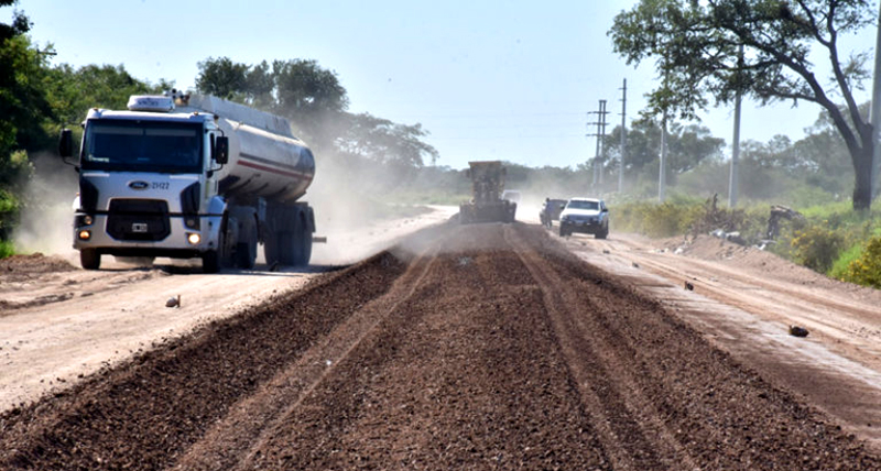 Avanzan obras de elevación y enripiado de accesos a Mojón de Fierro y Payaguá