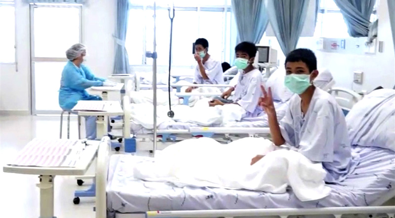 Los chicos tailandeses se recuperan bien y los muestran por primera vez en el hospital