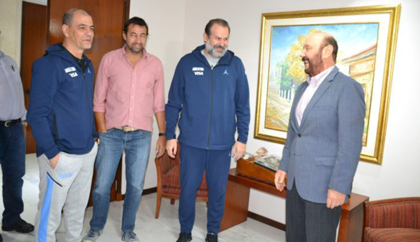 Insfrán con entrenador argentino de básquet y el presidente de la CABB
