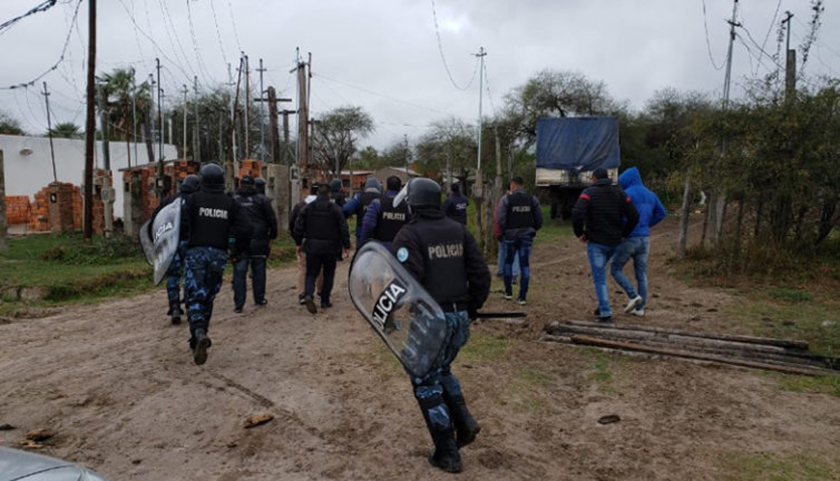 Un agente herido y un móvil dañado tras una gresca entre dos grupos