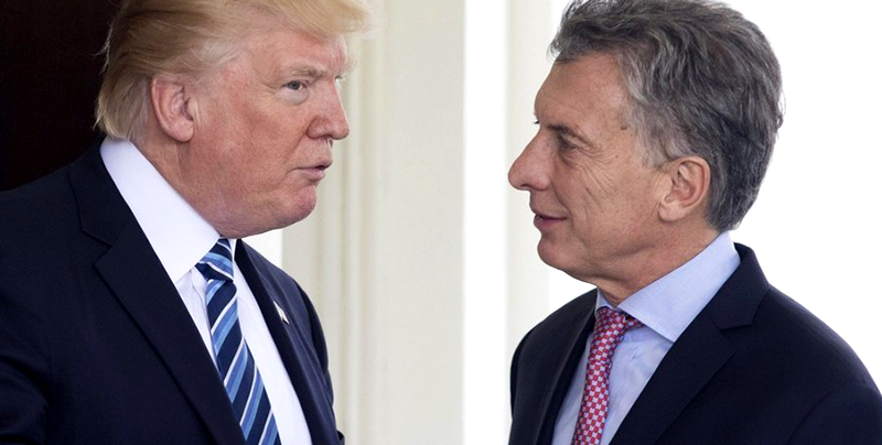 El asesor de Trump aseguró que el Tesoro de EEUU trabaja en dolarizar la economía argentina