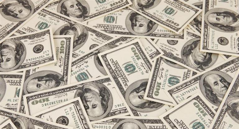 Al borde de las PASO: cae nuevamente el Riesgo País, pero el dólar volvió a subir