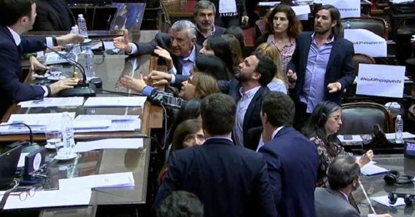 Fuerte pelea entre el oficialismo y la oposición por los incidentes fuera del Congreso