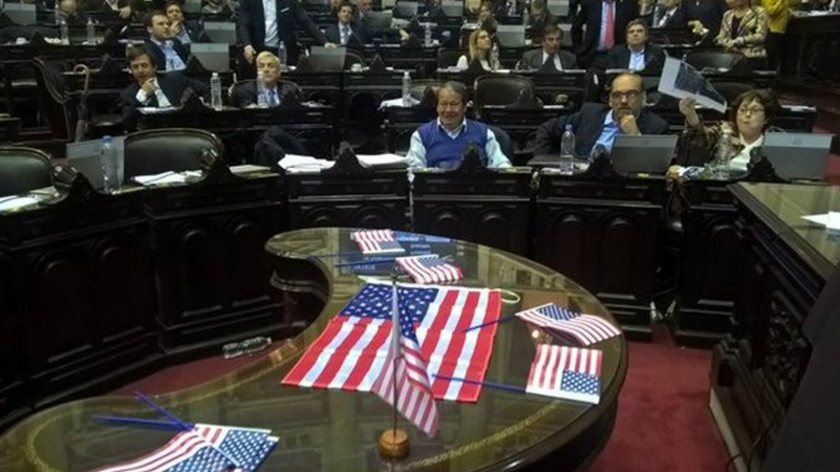 La sesión fue invadida por una figura de Christine Lagarde y banderas de los Estados Unidos