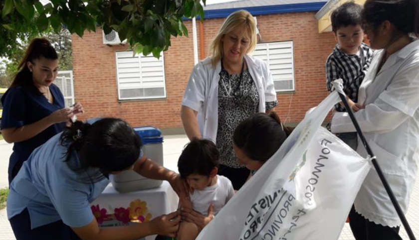 Niños reciben dosis extra de vacuna para prevenir el Sarampión y la Rubéola