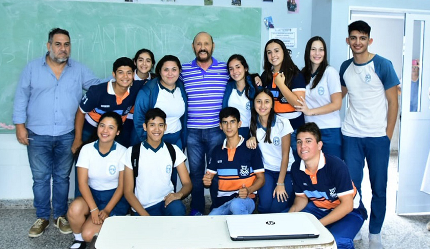 Insfrán emocionó en su visita sorpresiva a Pirane