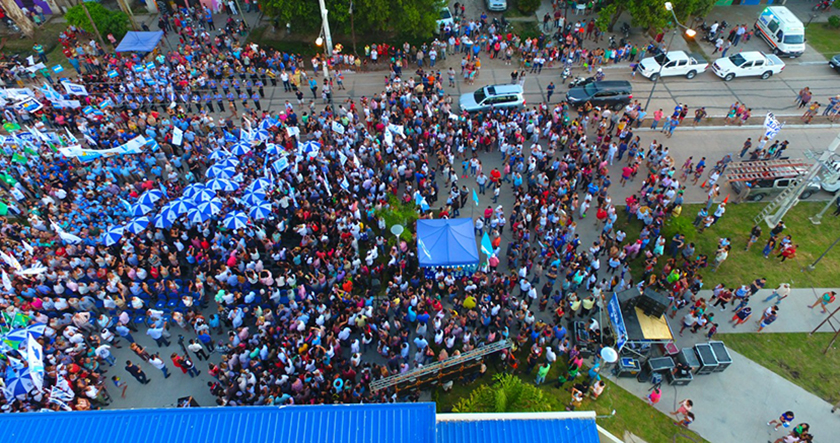 Una multitud disfruto de la apertura del ciclo piletas libres en el Parque Acuático