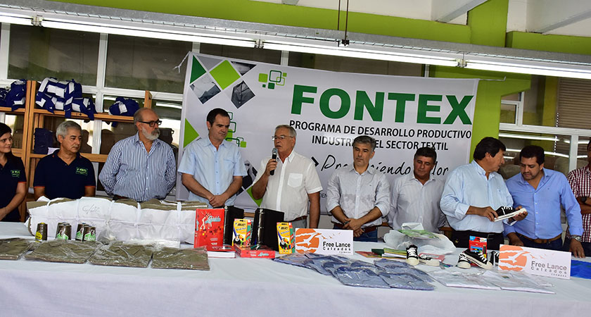 Fontex entrego 130 mil guardapolvos que distribuirá la provincia en inicio de clases