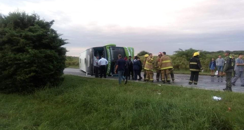 Un micro que partió de Formosa, volcó en la autopista Rosario-Santa Fe: hay 35 heridos, tres de ellos graves
