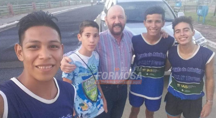 Gildo vio entrenar a un grupo de atletas y se bajo a felicitarlos por la dedicación