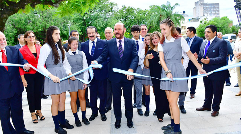 Insfrán dijo que el enseñar y aprender debe darse en espacios dignos y cómodos