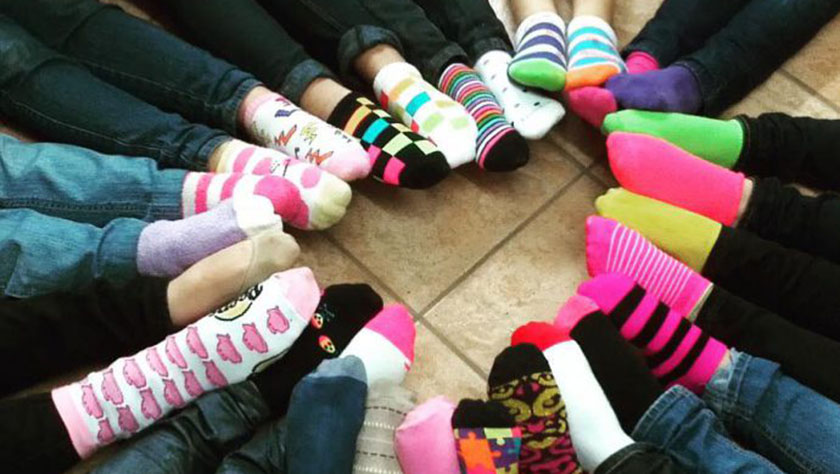 Invitan a usar medias diferentes por Día mundial del síndrome de down