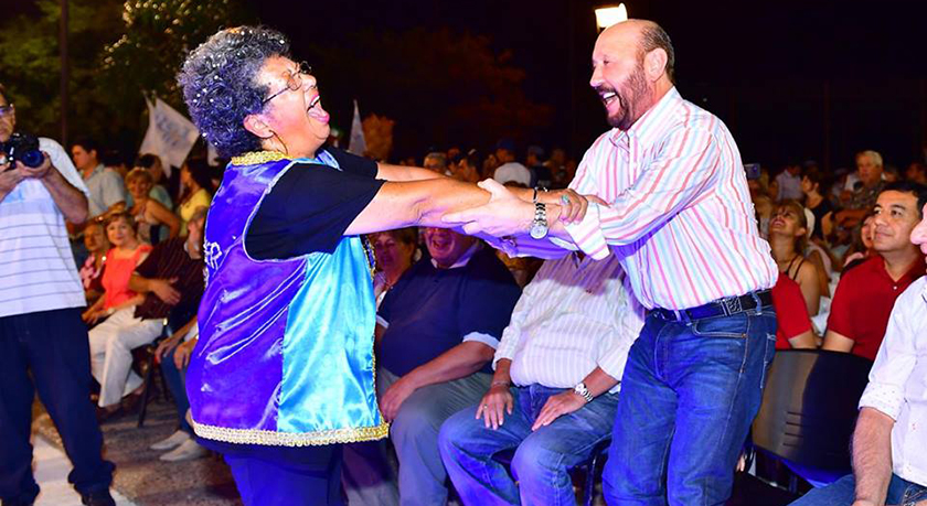 Insfrán bailó al ritmo de los “Corsos Barriales”