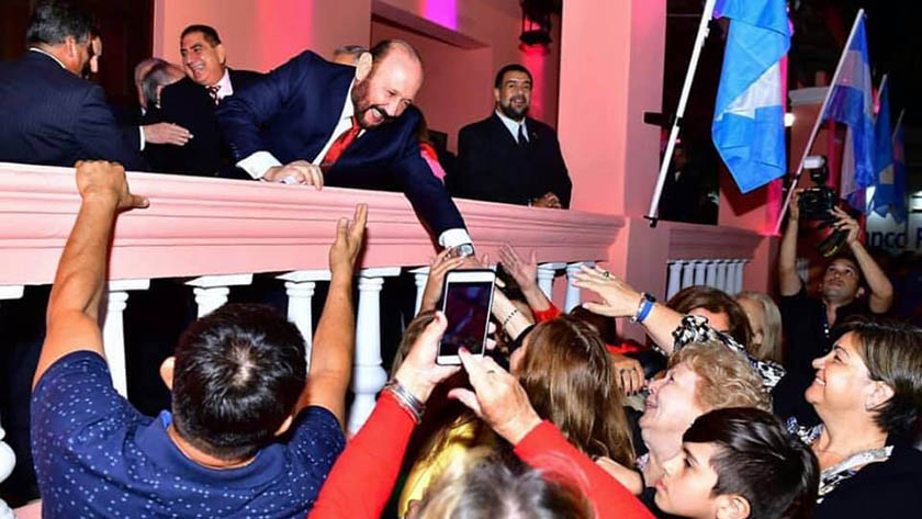 El gobernador presidio festiva ceremonia para recibir el cumpleaños 140 de Formosa