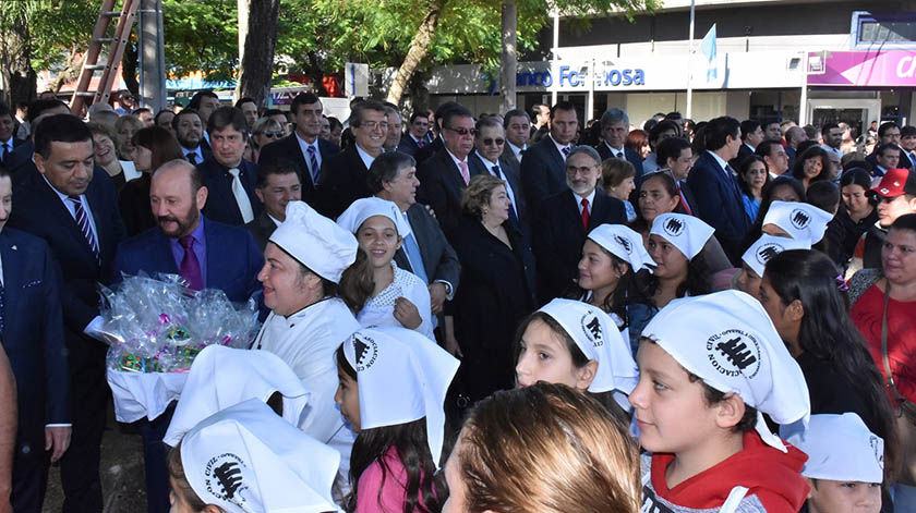 Niños regalaron huevos de Pascua al gobernador