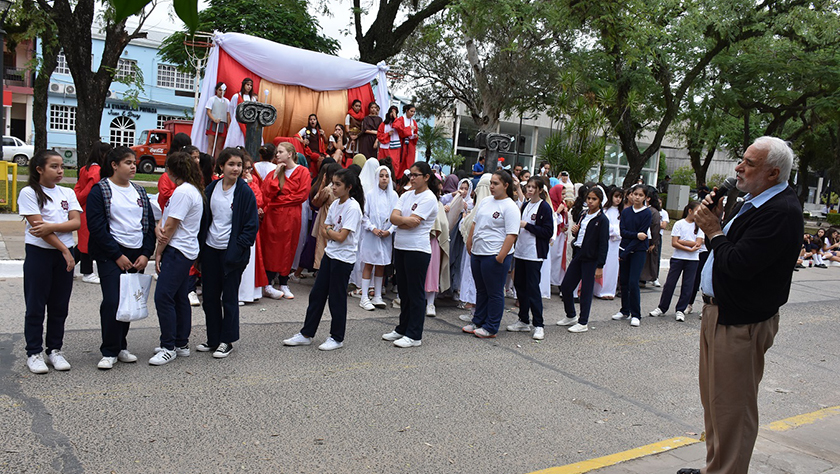 Estudiantes recrean el Vía Crucis