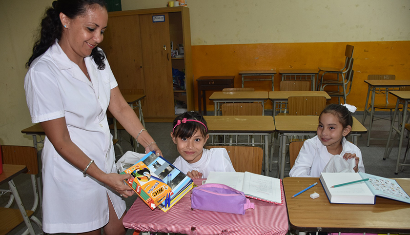 Más de 200 mil escolares regresan a las aulas