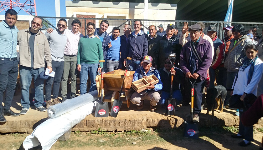 Jóvenes cooperativistas ladrilleros del oeste reciben kits de herramientas