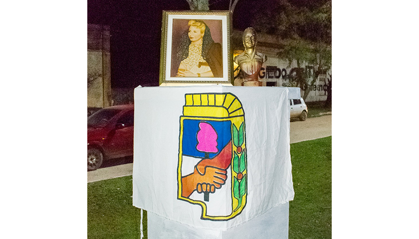 El intendente de Pirané quito busto de “Evita” del pedestal