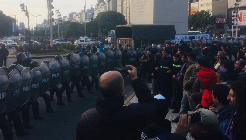 Represión en el Obelisco: impidieron instalar carpas para personas en situación de calle
